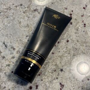 BATH & BODY WORKS new The Men’a Shop
“NOIR” moisturizer 8 oz
